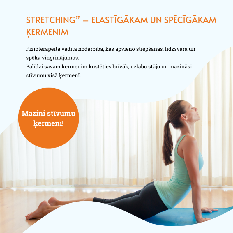 Sieviete telpās veic jogas stiepšanās vingrinājumus uz zila paklājiņa. Teksts latviešu valodā veicina stiepšanās vingrinājumus, lai uzlabotu stāju un mazinātu ķermeņa stīvumu. Apļveida izcelts teksts mudina mazināt stīvumu.