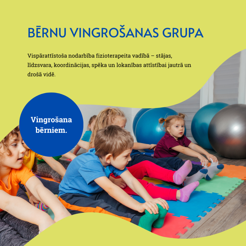 Bērni sēž uz krāsainiem paklājiņiem sporta zālē, izstiepjot rokas pret kājām. Fonā redzamas vingrošanas bumbas. Uz dzeltenzaļa fona attēlots zils aplis ar baltu tekstu un uzrakstiem latviešu valodā.