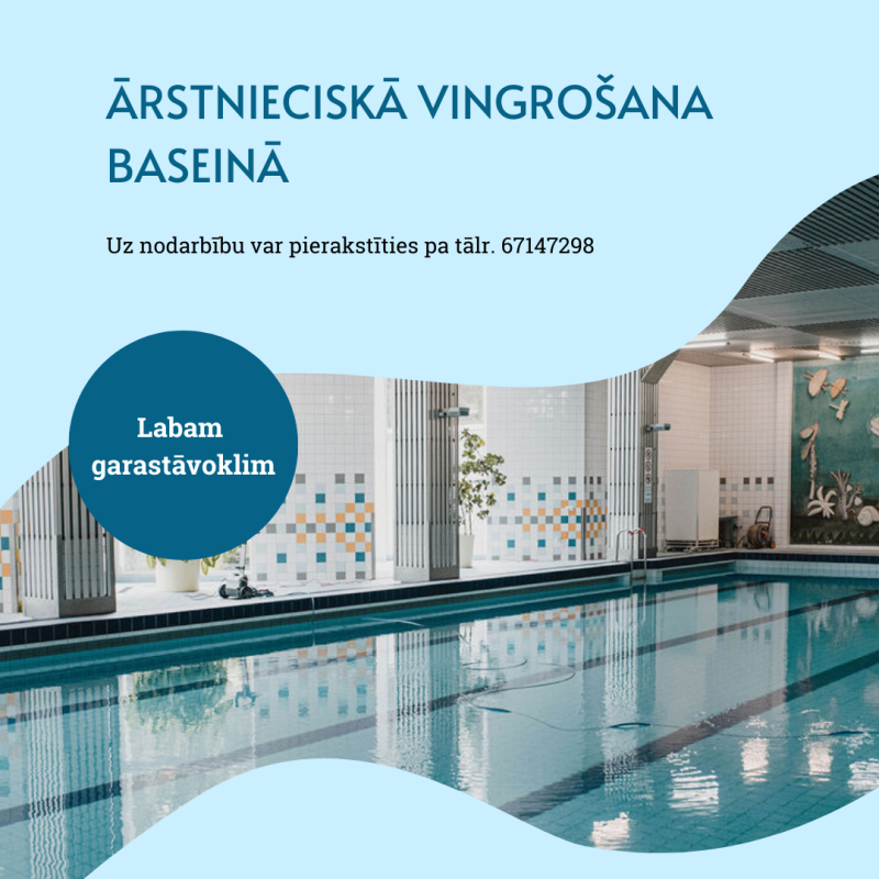 Peldbaseins modernā iekštelpu baseinā ar lieliem logiem, zilām flīzēm un augiem. Teksts latviešu valodā reklamē terapeitiskās vingrošanas nodarbības baseinā un norāda kontakttelefona numuru.