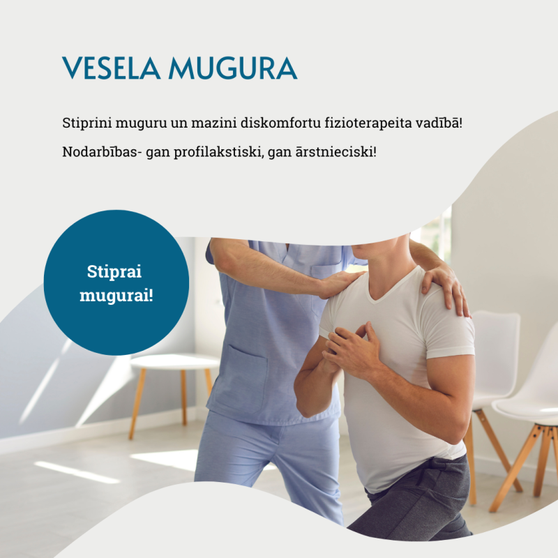 Fizioterapeits palīdz vīrietim veikt ceļa izklupiena vingrinājumu gaišā telpā. Teksts latviešu valodā mudina stiprināt muguras veselību un piemin profilaktiskās un terapeitiskās fizioterapijas nodarbības.