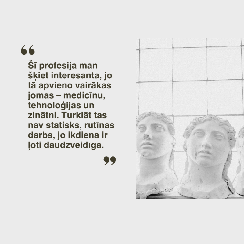 Balta trīs klasiska stila seju skulptūra pie latviešu valodas teksta par interesi par profesiju, kurā apvienota medicīna, tehnika un zinātne. Fons ir režģa logs.