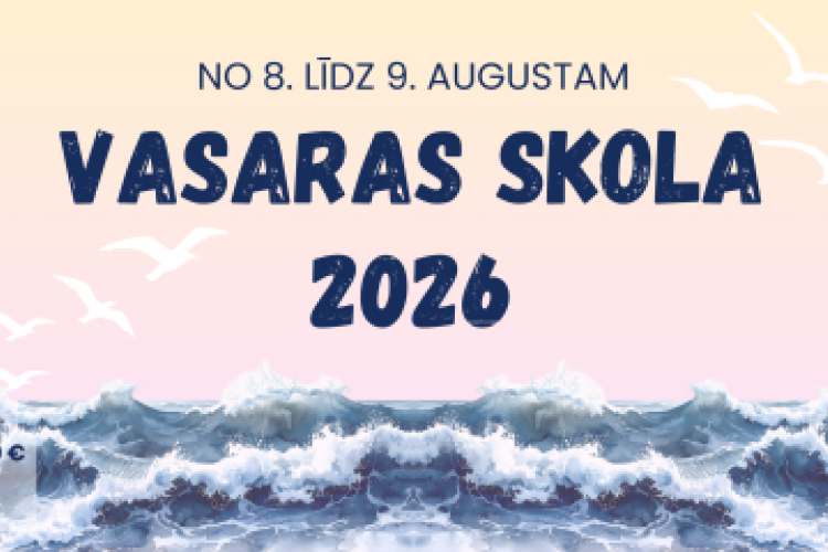 Gaiši zils baneris ar lidojošām kaijām virs stilizētiem viļņiem. Teksts latviešu valodā paziņo „VASARAS SKOLA 2026” (Vasaras skola 2026) un ietver pasākuma datumus, organizatoru logotipus, cenas un QR kodu.