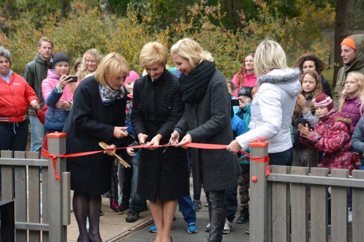 Vaivaros uzbūvēts pirmais Latvijā rotaļu laukums bērniem ar funkcionēšanas traucējumiem
