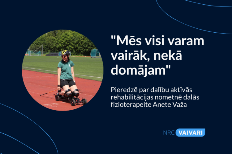 Sieviete sporta apģērbā izmanto ceļgalu staigātāju uz āra skriešanas trases. Blakus viņai latviešu valodā rakstītā tekstā citēta viņas pieredze aktīvās rehabilitācijas nometnē. NRC Vaivari logotips ir apakšējā labajā pusē.