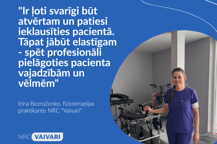 Kādā klīnikā sieviete violetā medicīniskajā halātā stāv un smaida pie trenažieriem. Tekstā latviešu valodā uzsvērts, cik svarīgi ir ieklausīties pacientu vajadzībās un pielāgoties tām. Zem tā ir NRC Vaivari logotips.