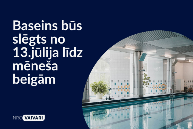 Peldbaseins mūsdienīgā ēkā ar paziņojumu latviešu valodā, kurā norādīts, ka baseins būs slēgts no 13. jūlija līdz mēneša beigām.