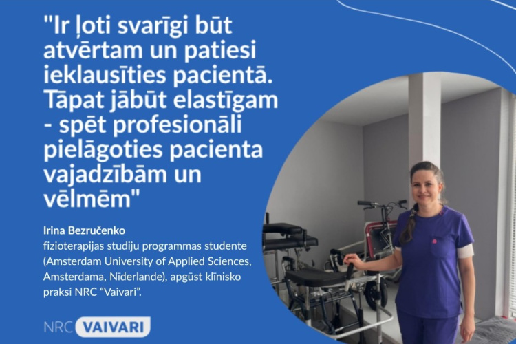 Sieviete violetā medicīniskā formastērpā stāv blakus trenažieriem. Kreisajā pusē ir citāts latviešu valodā par to, cik svarīgi ir ieklausīties pacienta vajadzībās un pielāgoties tām, un zem tā ir viņas vārds, uzvārds un akreditācijas dati.