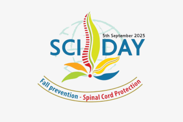 Logo SCI dienai 2025. gada 5. septembrī, kurā attēlots stilizēts mugurkauls ar krāsainām lapām un saukli Fall prevention - Spinal Cord Protection (Kritiena profilakse - muguras smadzeņu aizsardzība) zem galvenā teksta.