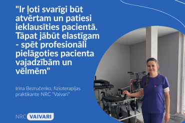 Kādā klīnikā sieviete violetā medicīniskajā halātā stāv un smaida pie trenažieriem. Tekstā latviešu valodā uzsvērts, cik svarīgi ir ieklausīties pacientu vajadzībās un pielāgoties tām. Zem tā ir NRC Vaivari logotips.