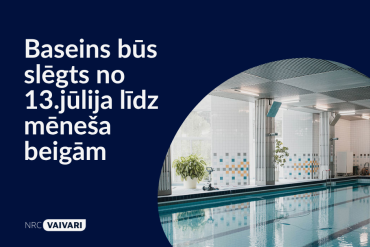 Peldbaseins mūsdienīgā ēkā ar paziņojumu latviešu valodā, kurā norādīts, ka baseins būs slēgts no 13. jūlija līdz mēneša beigām.