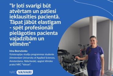 Sieviete violetā medicīniskā formastērpā stāv blakus trenažieriem. Kreisajā pusē ir citāts latviešu valodā par to, cik svarīgi ir ieklausīties pacienta vajadzībās un pielāgoties tām, un zem tā ir viņas vārds, uzvārds un akreditācijas dati.