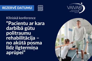 Rehabilitācijā esošs jauns vīrietis izmanto paralēlus stieņus, lai staigātu ar fizioterapeita atbalstu. Attēls popularizē klīnisko konferenci par politraumu rehabilitāciju Vaivaru Nacionālajā rehabilitācijas centrā.