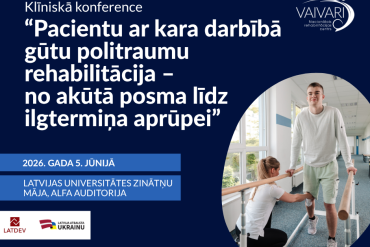 Vīrietis, kurš pārvietojas ar kruķiem, iet kopā ar medicīnas darbinieku pa slimnīcas gaiteņiem. Attēlā ir teksts par klīnisko konferenci par kara traumu pacientu rehabilitāciju, kas notika 2026. gada 5. jūnijā Latvijas Universitātē.