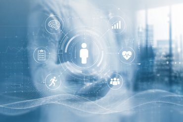 Personas silueta ikona ir centrēta starp digitālām veselības ikonām, tostarp smadzenēm, sirdi, svītrveida diagrammu, kontrolsarakstu, skrejošu figūru un cilvēku grupu, uz izplūduša zila fona ar rādošu roku.