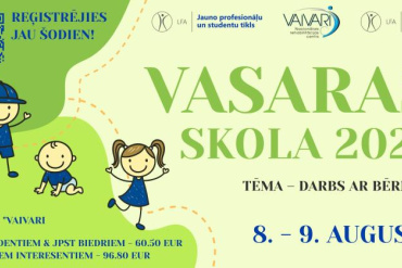 Vasaras skolas 2025 reklāmas plakāts, kurā attēloti multiplikācijas filmas bērni, informācija par reģistrāciju, datumiem (8.-9. augusts) un dalības izmaksām. Pasākuma tēma ir Darbs ar bērniem (Darbs ar bērniem).